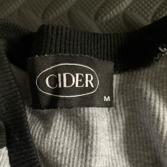 shopcider cropped grey and black baseball tee size medium - Picture 2 of 3